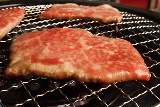 肉はあまりひっくり返さない